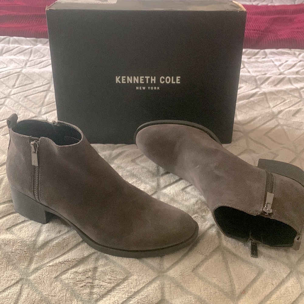 Kenneth Cole Womens Leather Bootie size 9, dark grey and zips on the side